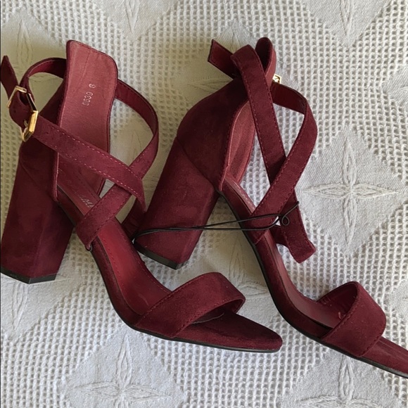 ❤️🆕REVAMPED VELVET BLOCK HEELS 👠 ❤️ - Picture 4 of 8